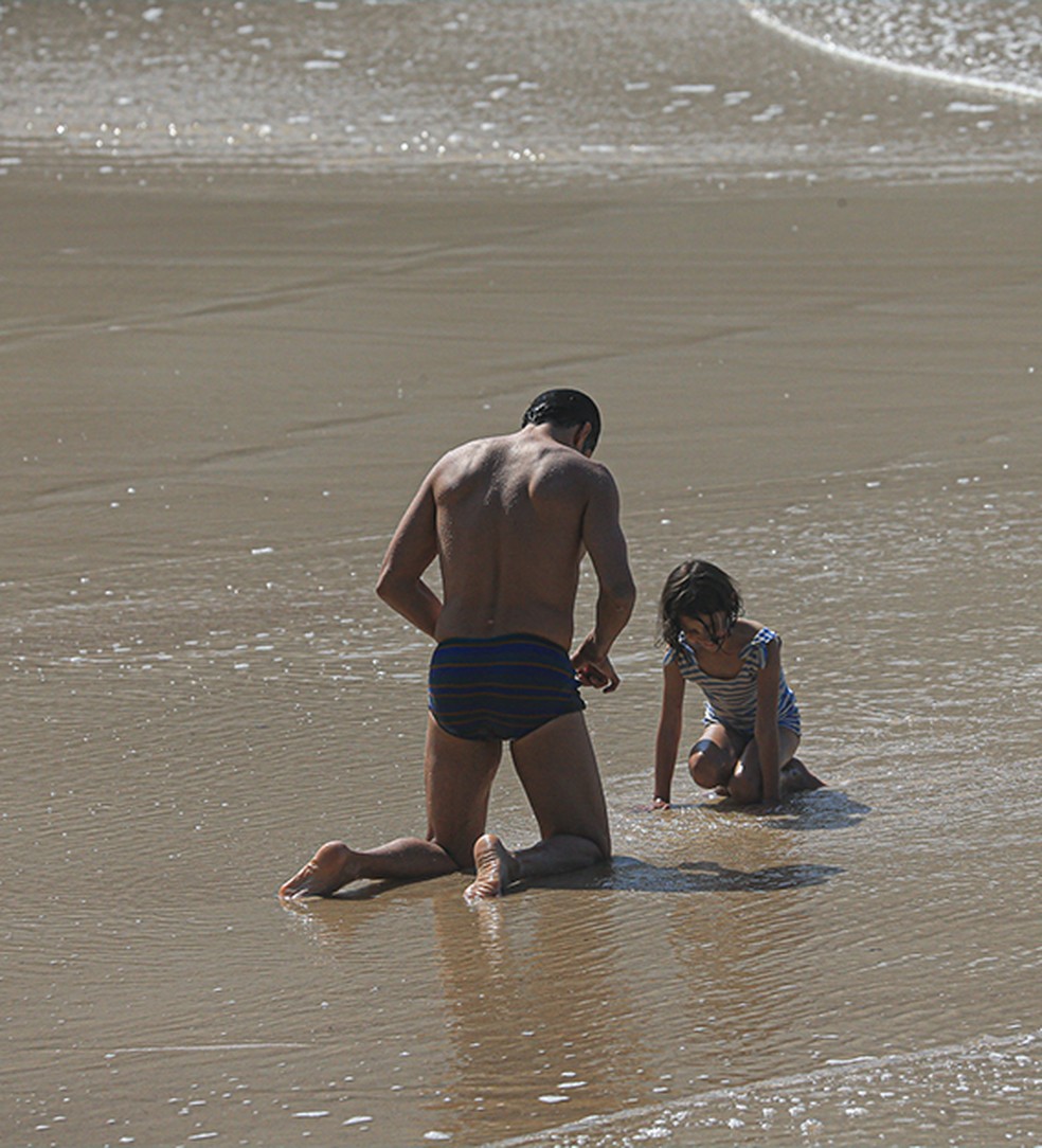 Mateus Solano curte dia de sol em praia com família no Rio de Janeiro |  Gshow