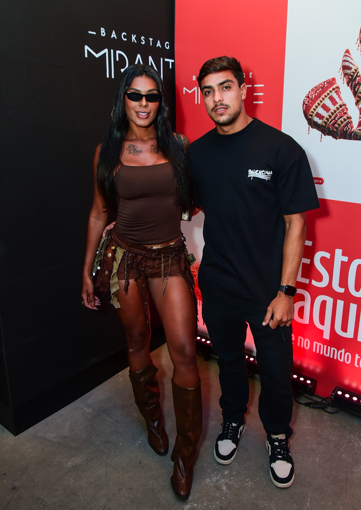 Com look em tons terrosos, Pocah chega com Arthur Pelágio para Show da Shakira no Rio