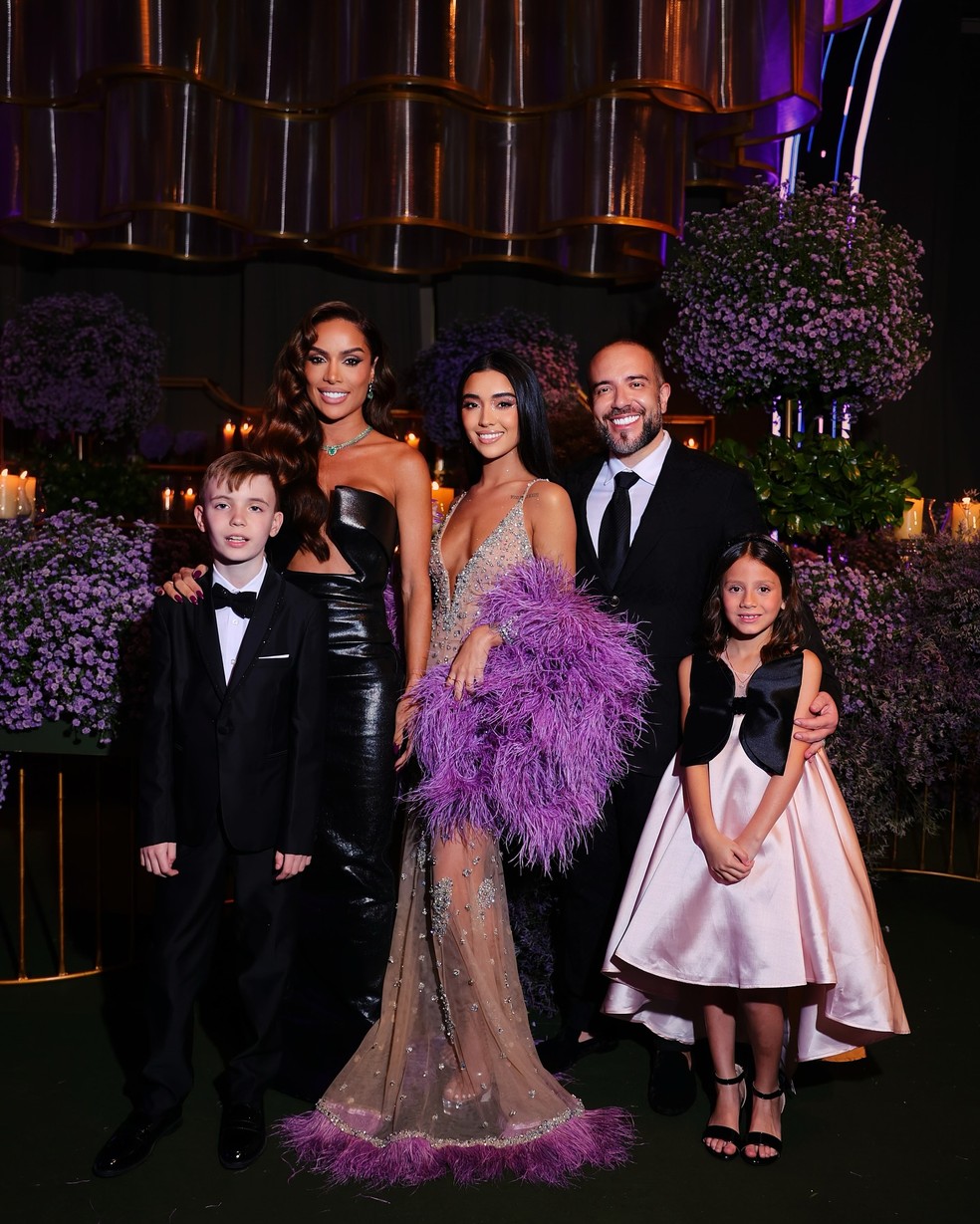 Tati Barbieri com a filha Sthefanye Dzevielevski, a filha caçula, Vitta, o marido, Roman Shakal, e o filho dele, Ryan — Foto: Reprodução Instagram/Conradis