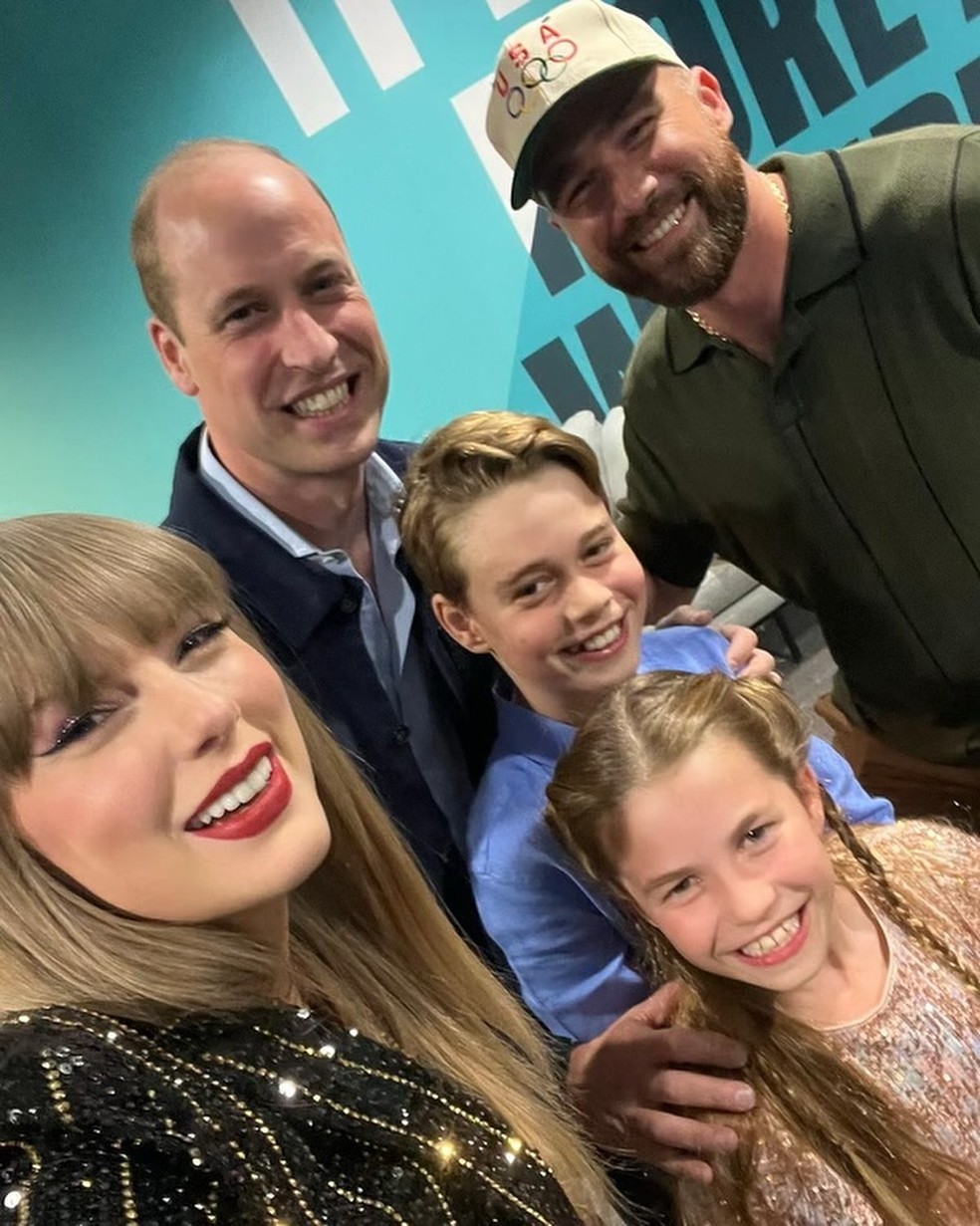 Taylor Swift posta selfie ao lado de Príncipe William, George, Charlotte e do namorado Travis Kelce — Foto: Instagram