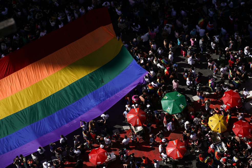 Parada do Orgulho LGBTQIA+ reúne multidão na Avenida Paulista, em São Paulo — Foto: REUTERS/Carla Carniel