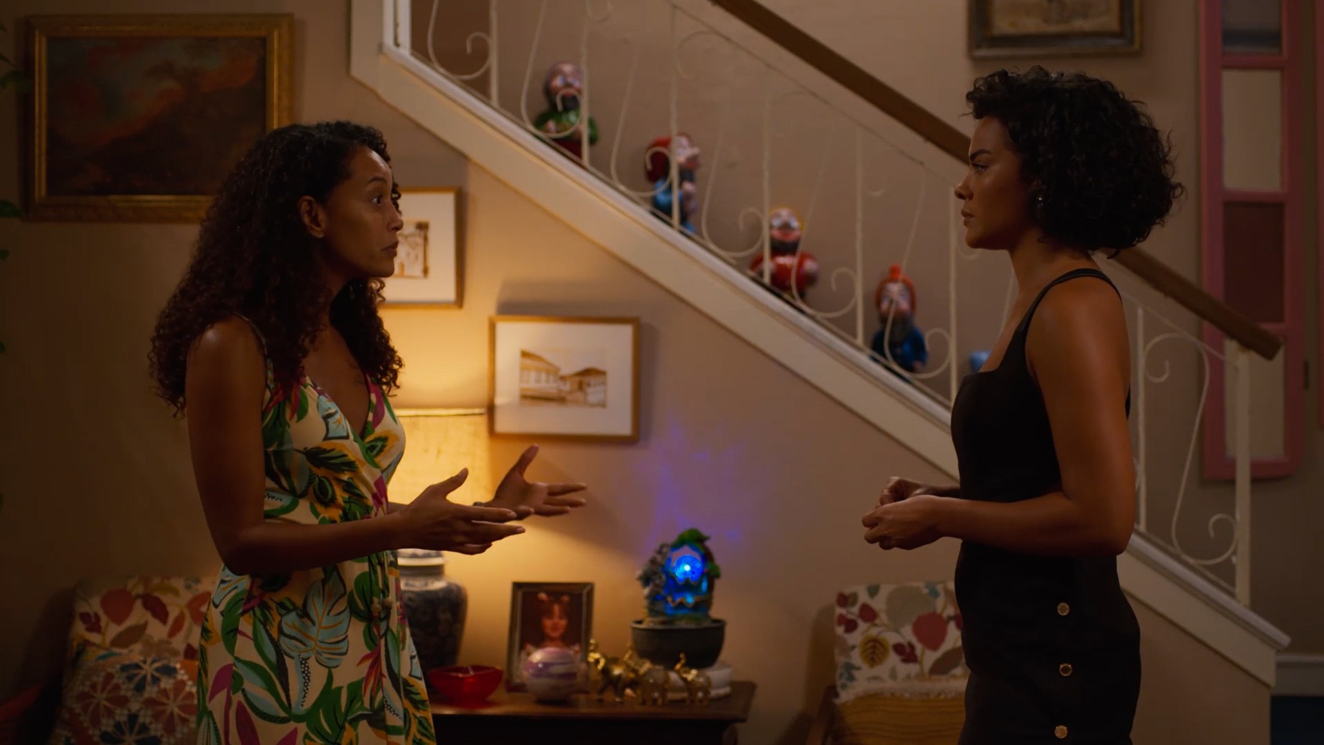 Vale Tudo: sem saber dos dólares escondidos, Maria de Fátima recusa mala do pai e humilha Raquel