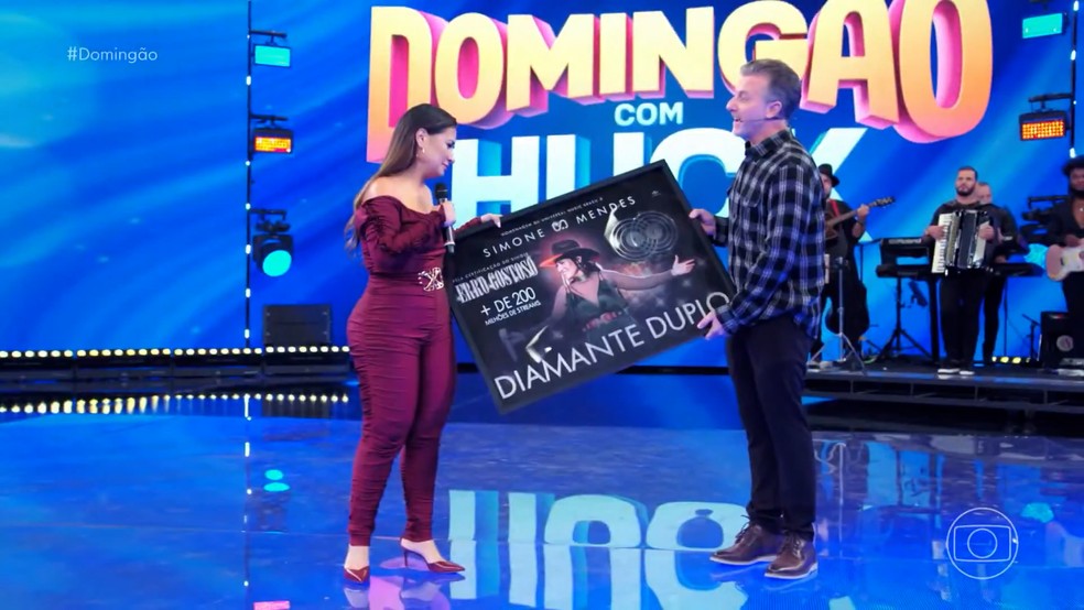 Simone Mendes recebe disco de diamante duplo das mãos de Luciano Huck — Foto: Globo