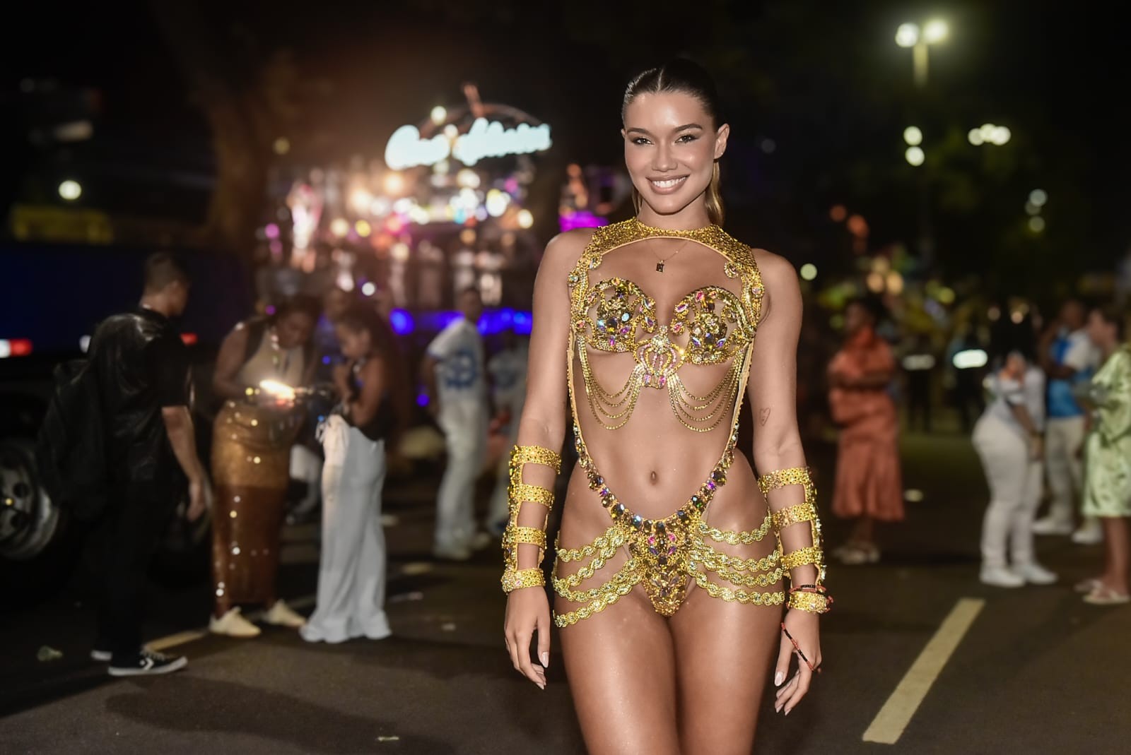 Veja os looks das rainhas e musas do primeiro dia de desfile do Grupo Especial do Rio