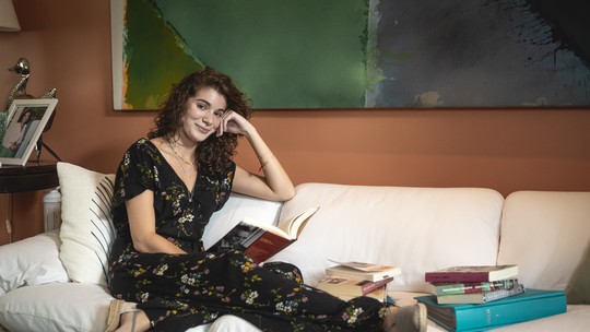 Giulia Bertolli segue exemplo de colega atriz e oferece aulas gratuitas de Literatura