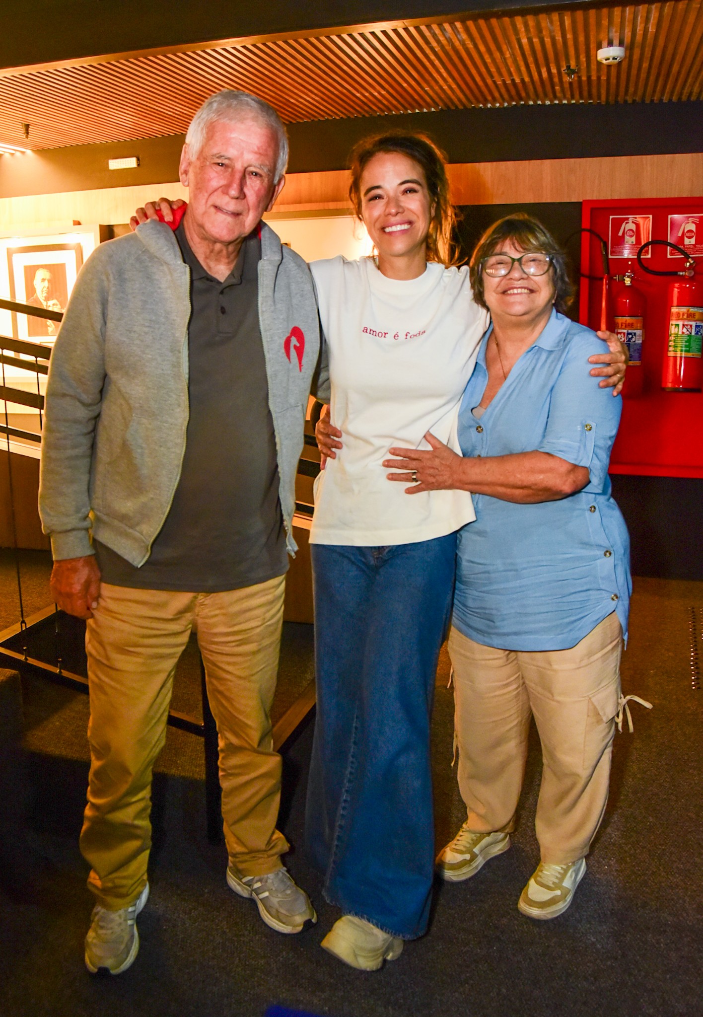 Pais de Miá Mello prestigiam filha em retorno aos palcos após dias presa no Oriente Médio