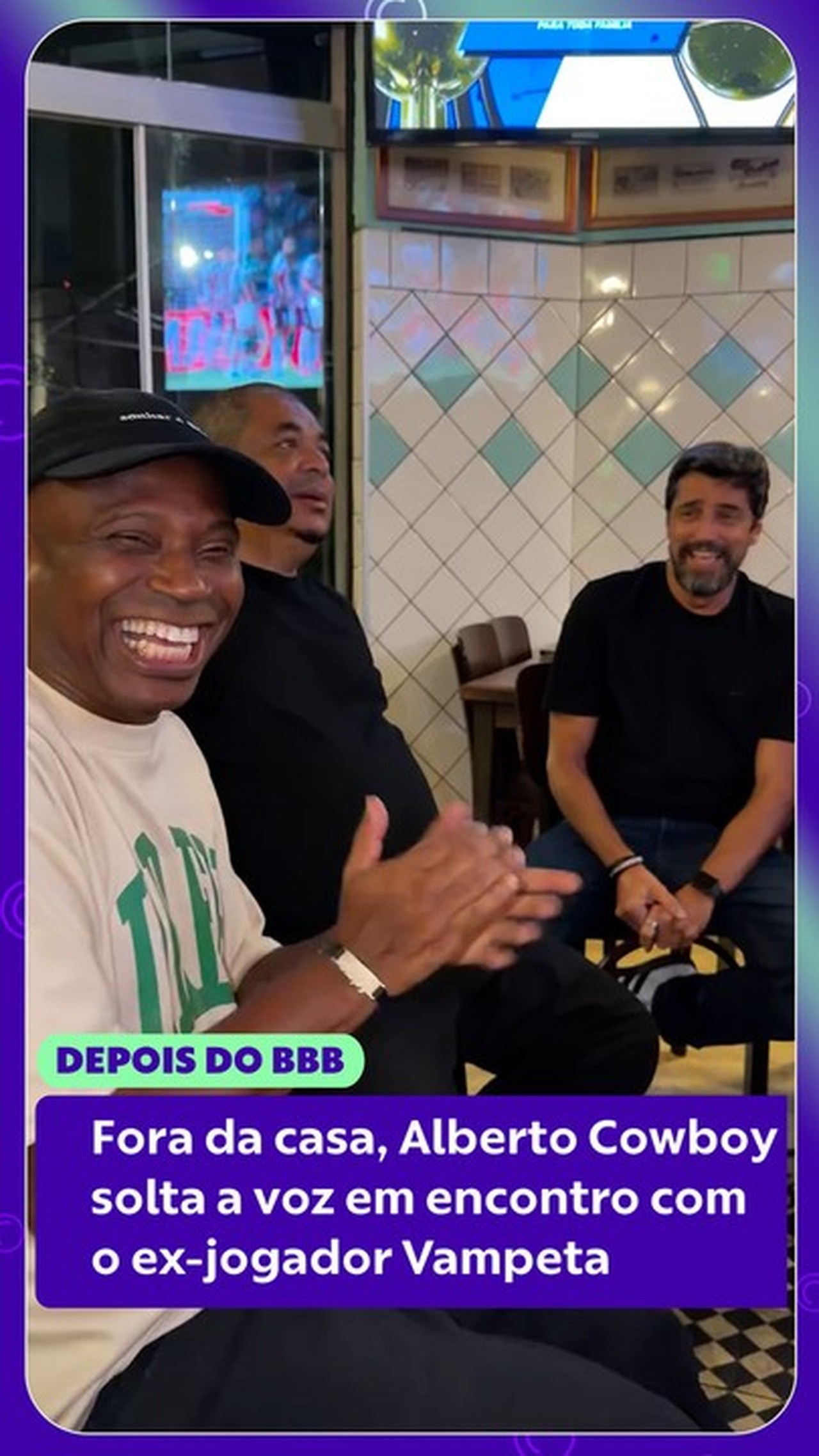 Fora da casa, Alberto Cowboy solta a voz em encontro com o ex-jogador Vampeta