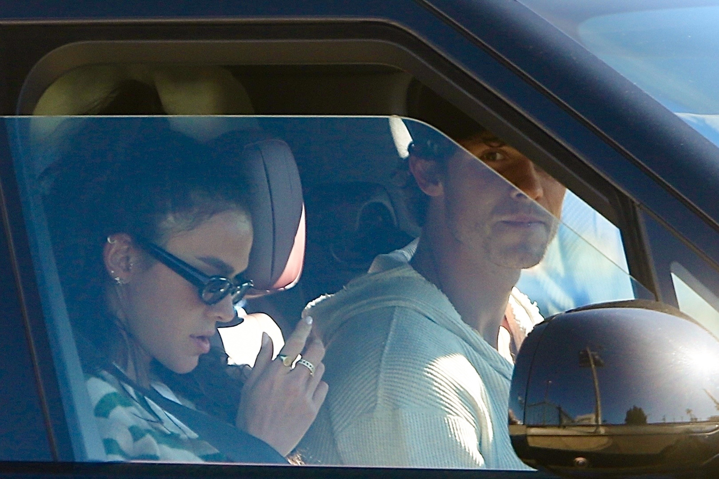 Bruna Marquezine e Shawn Mendes tentam passar despercebidos durante passeio de carro em Los Angeles