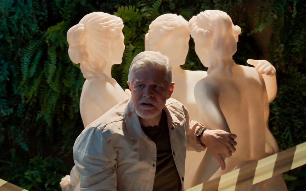 Kasper se desespera com possibilidade de perder as Três Graças — Foto: Globo