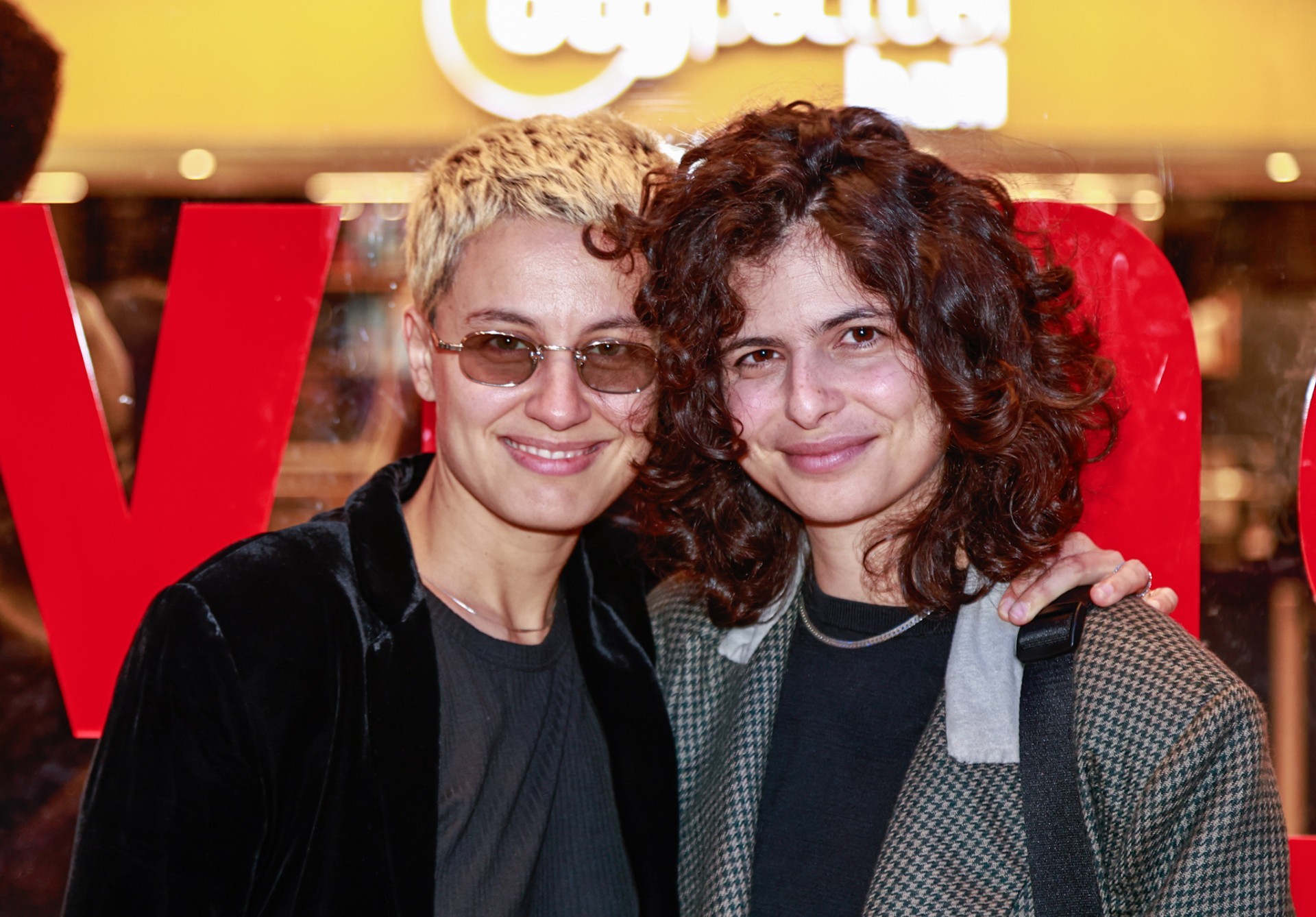 Julia Anquier, filha da atriz Debora Bloch, e a esposa Maria Beraldo prestigiam evento em São Paulo