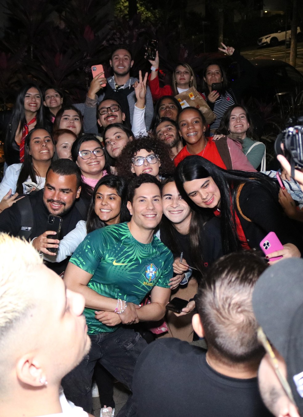 Christian Chávez com fãs — Foto: Brazil News