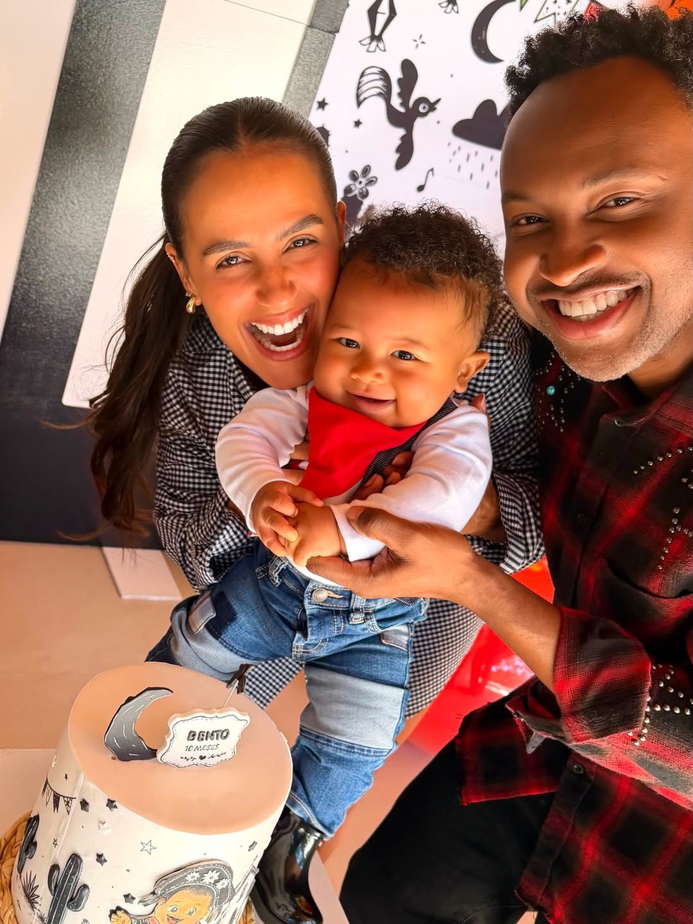Carol Peixinho e Thiaguinho celebram mesversário de Bento — Foto: Reprodução/Instagram