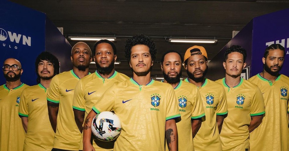 Bruno Mars posta foto com ele e equipe com blusa da Seleção Brasileira — Foto: Reprodução/Instagram