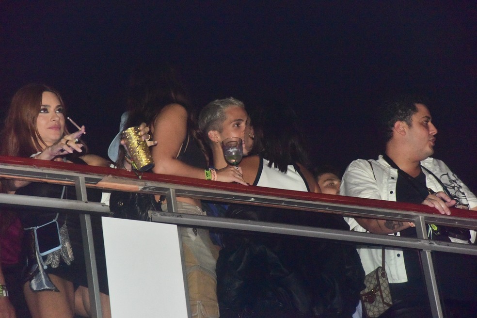 Bruna Marquezine e João Guilherme são flagrados aos beijos e em clima de romance no Rock in Rio 