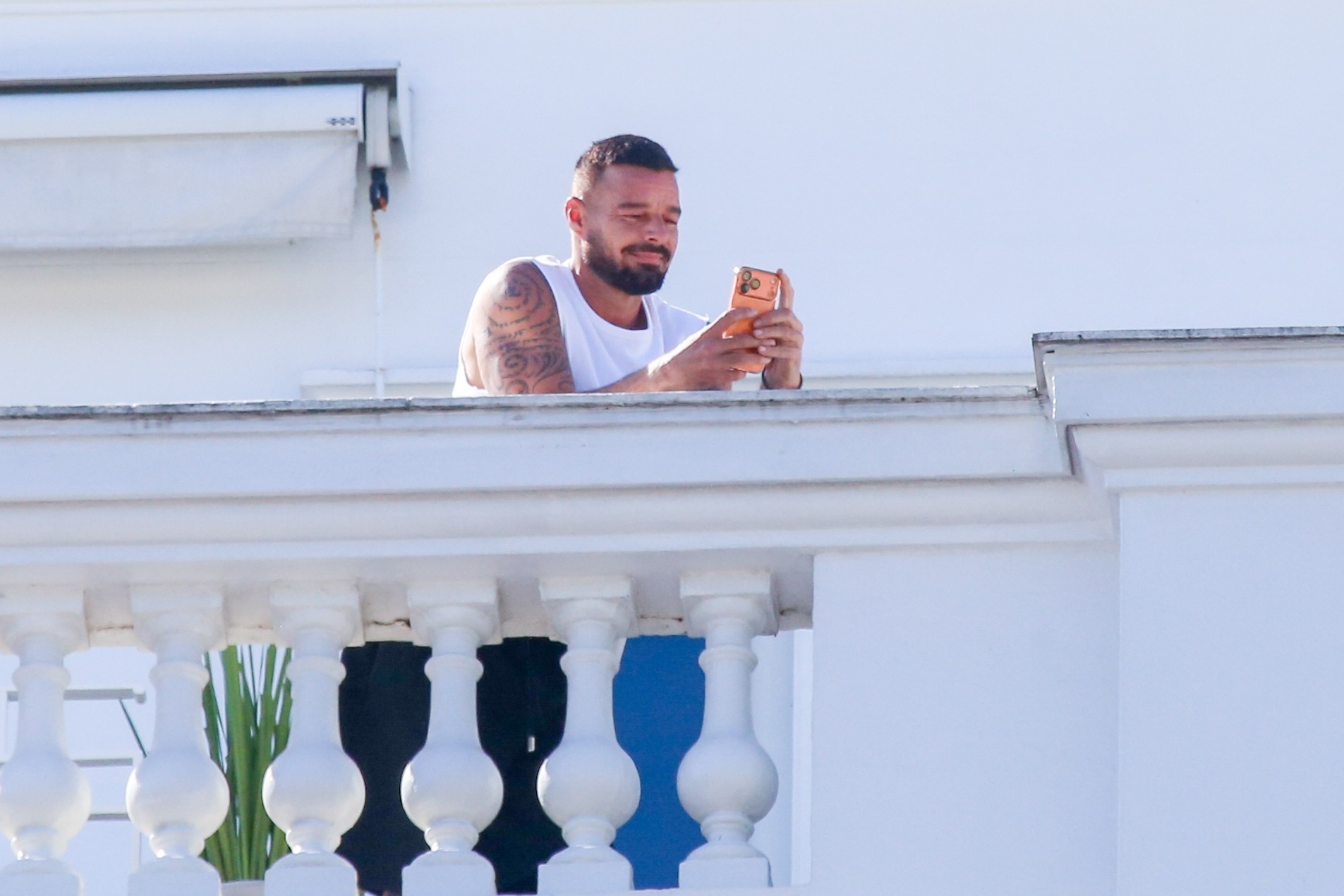 Ricky Martin curte o carnaval da varanda do Copacabana Palace