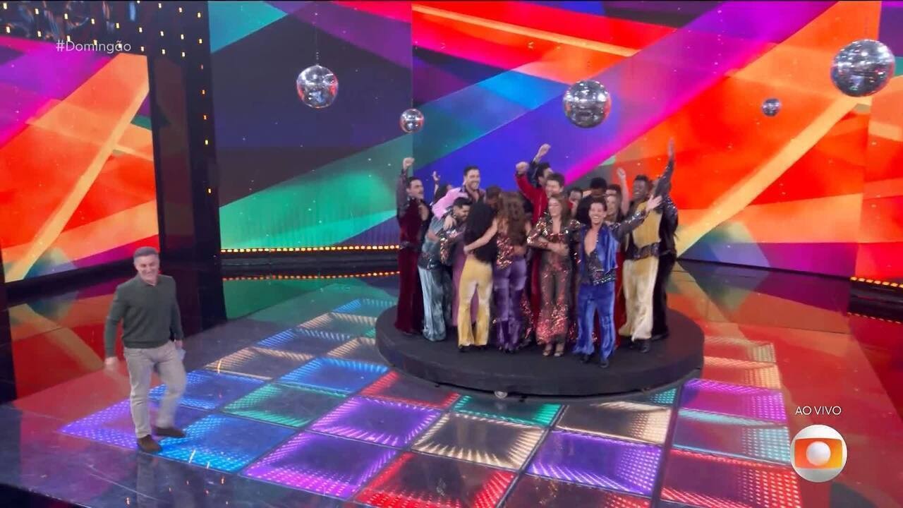 Elenco do Dança dos Famosos 2025 faz apresentação com participação especial de Luciano Huck; veja vídeo