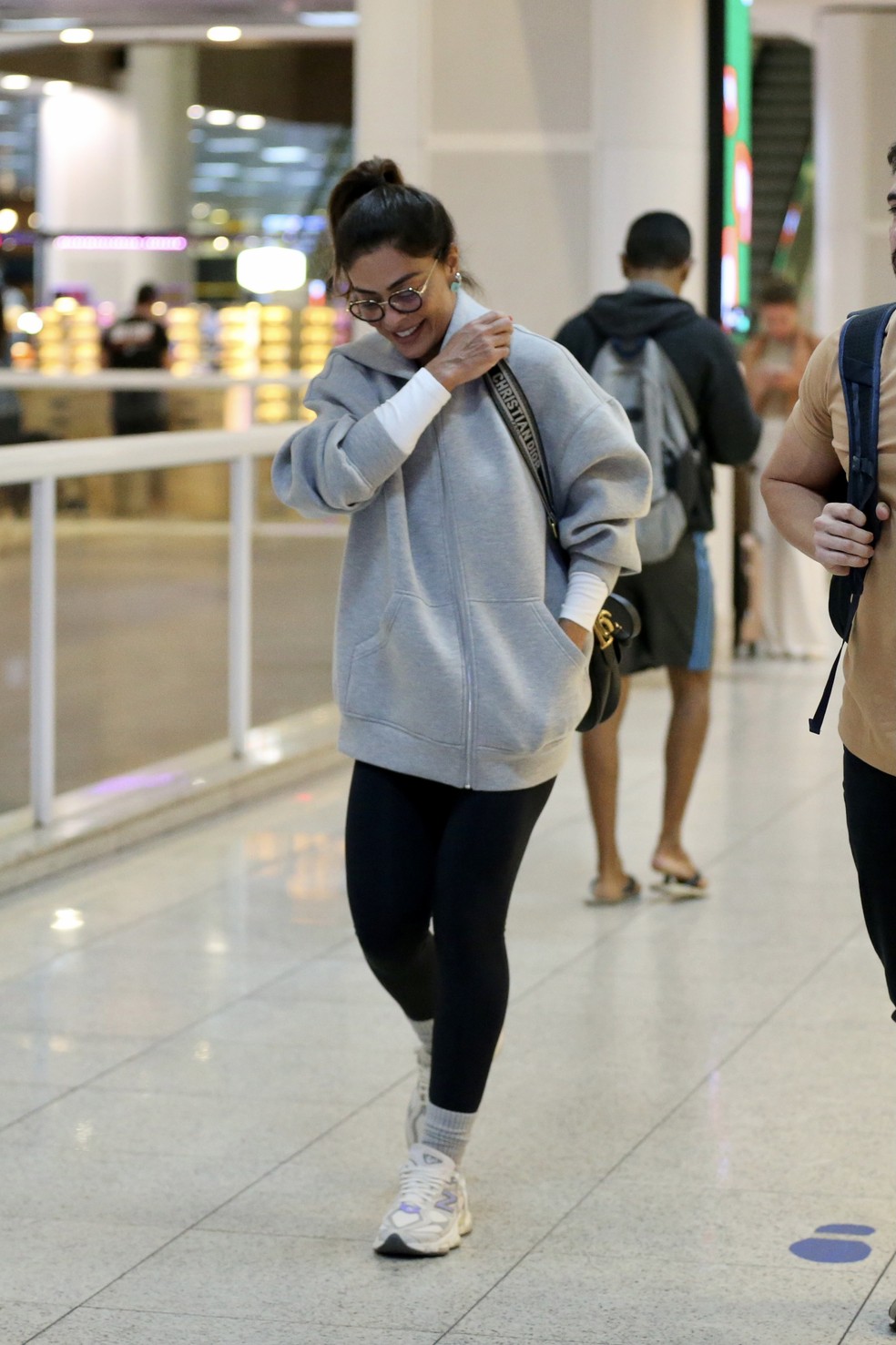 Juliana Paes usa look despojado com bolsa de R$ 20 mil — Foto: AgNews