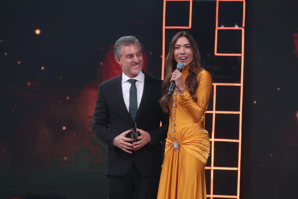 Luciano Huck e Patricia Abravanel, apresentadora e filha de Silvio Santos, na homenagem ao apresentador, no Melhores do Ano — Foto: Globo/Beatriz Damy