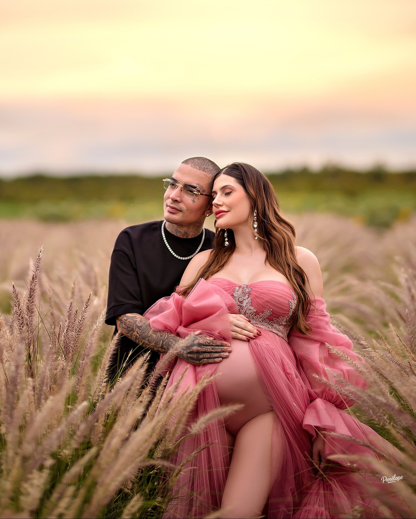 MC Guimê posa com noiva grávida e se declara: 'Meu presente de Deus'