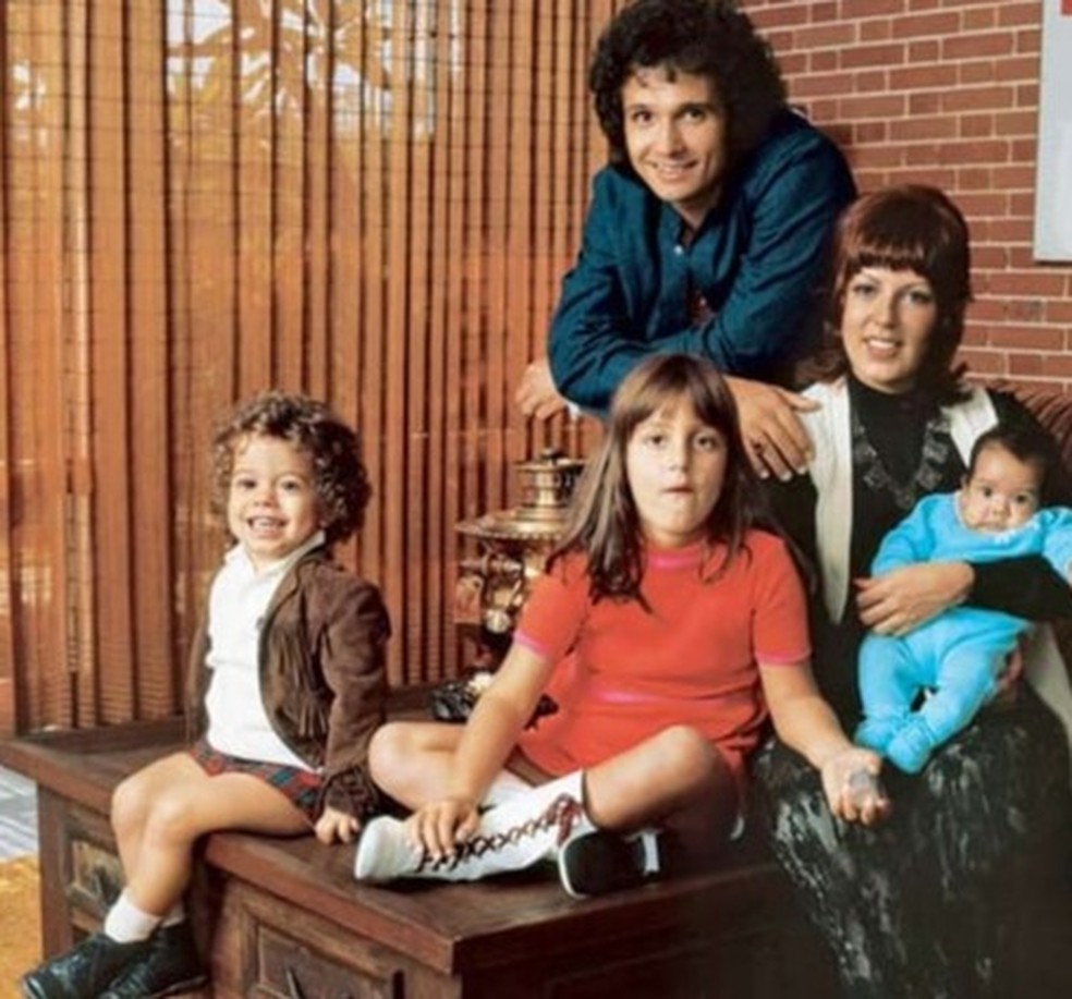 Roberto Carlos com a primeira esposa, Nice, e seus trs filhos: Ana Paula, a mais velha, Dudu Braga e Luciana, a caula  Foto: Reproduo: Roberto Carlos