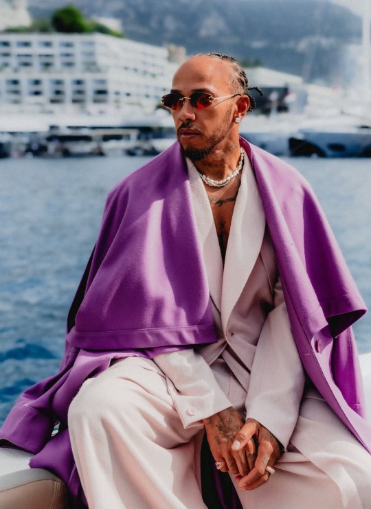 Lewis Hamilton chega ao GP de Mônaco e visual fashion chama a atenção: 'Servindo looks'