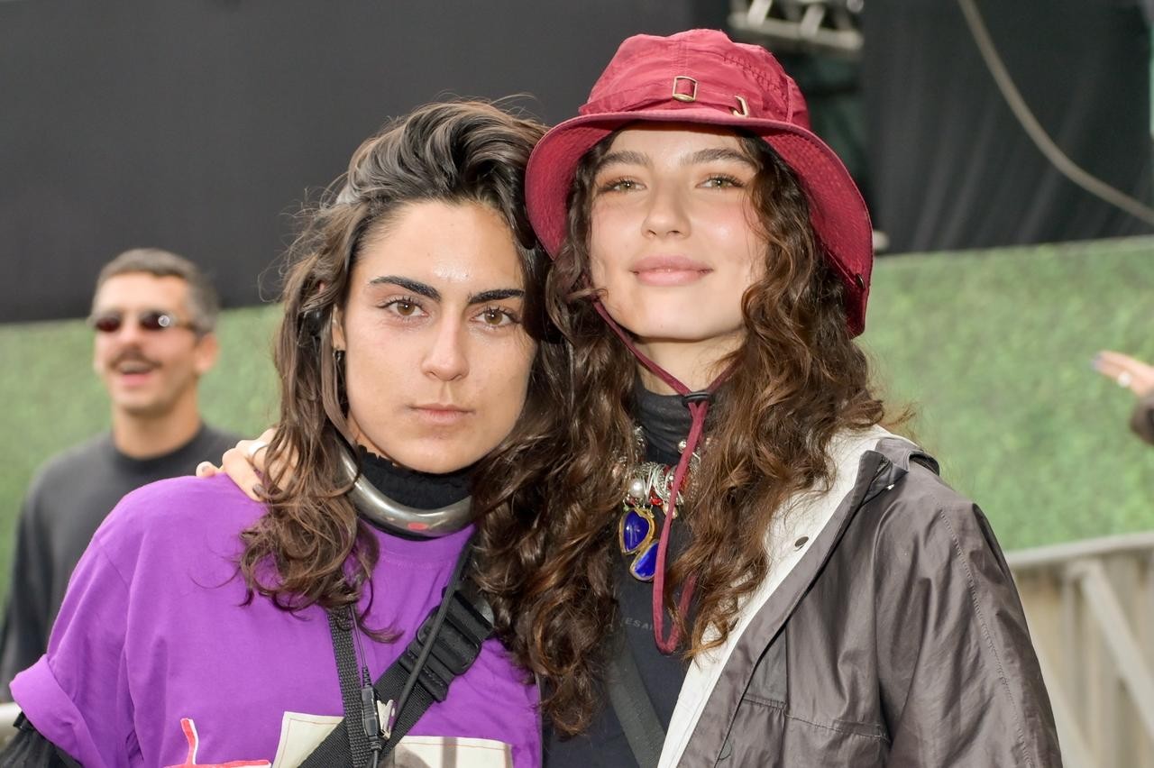 Alanis Guillen exalta parceria com a namorada, produtora do Rock The Mountain: 'Vim prestigiar'