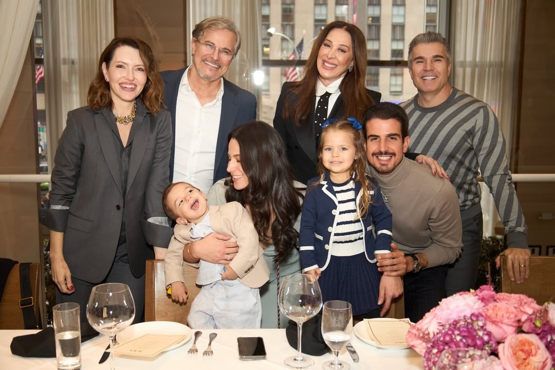 Claudia Raia e Edson Celulari posam juntinhos com parceiros ao lado dos filhos