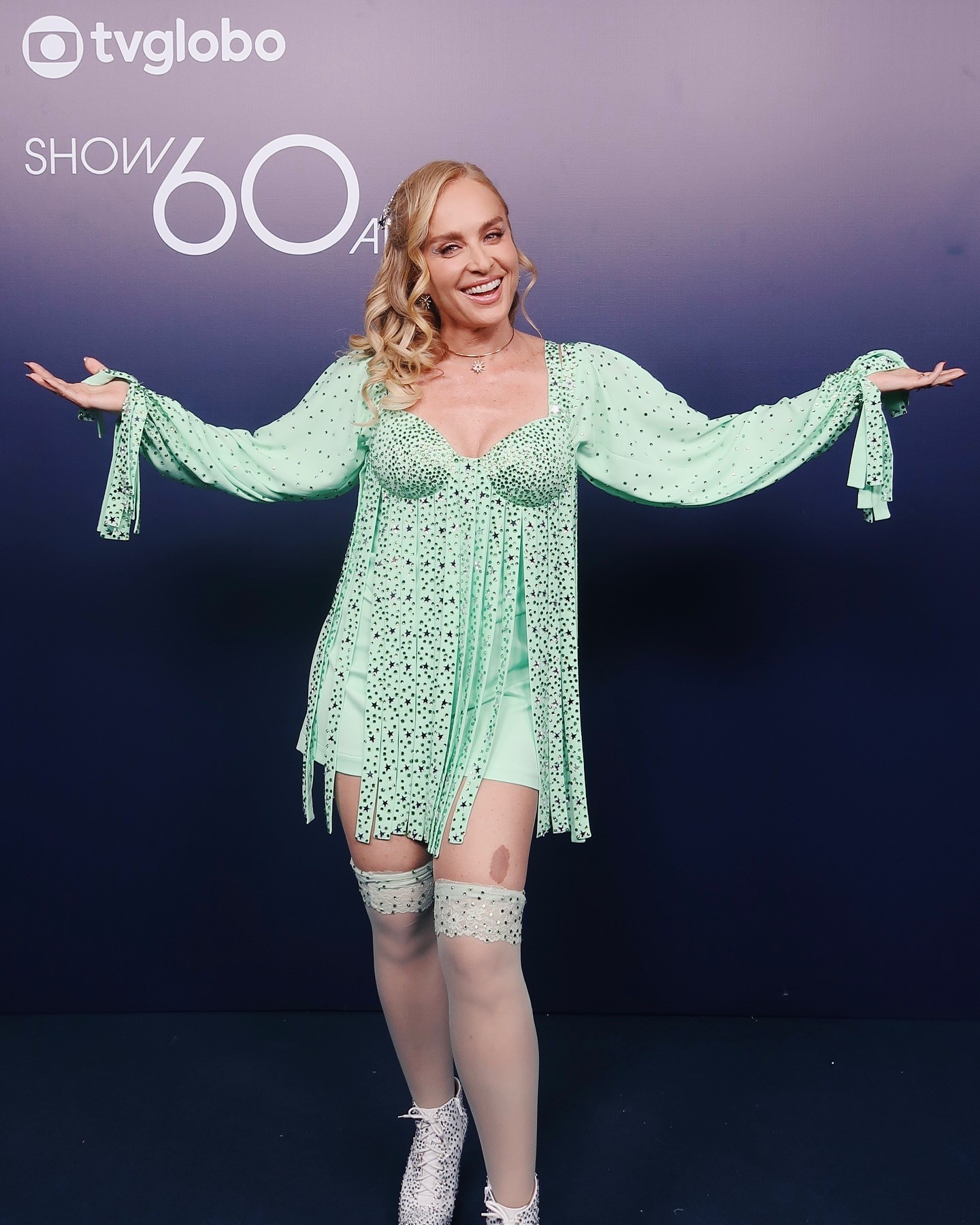 Angélica surge como Fada Bela e canta hit em show de 60 anos da TV Globo