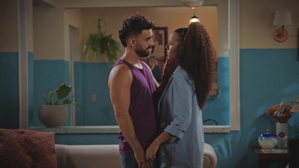 Andrômeda e Chicão se beijam