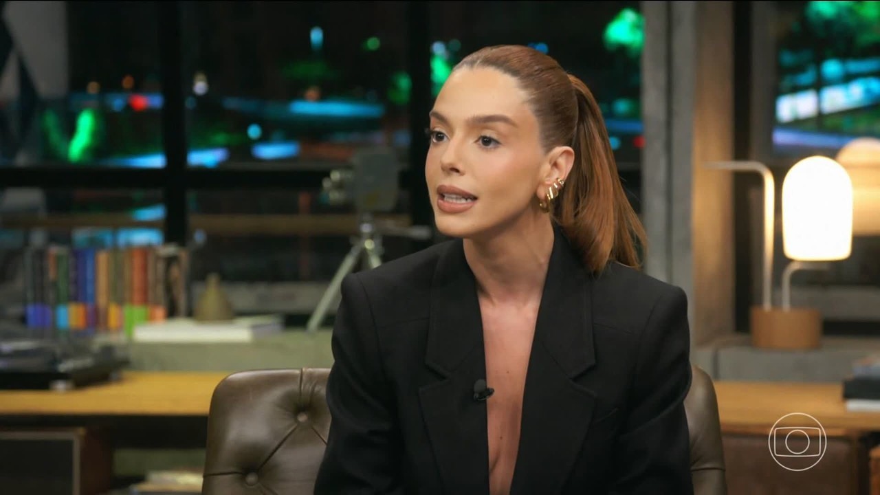 Giovanna Lancellotti posa em look avaliado em mais de R$ 20 mil