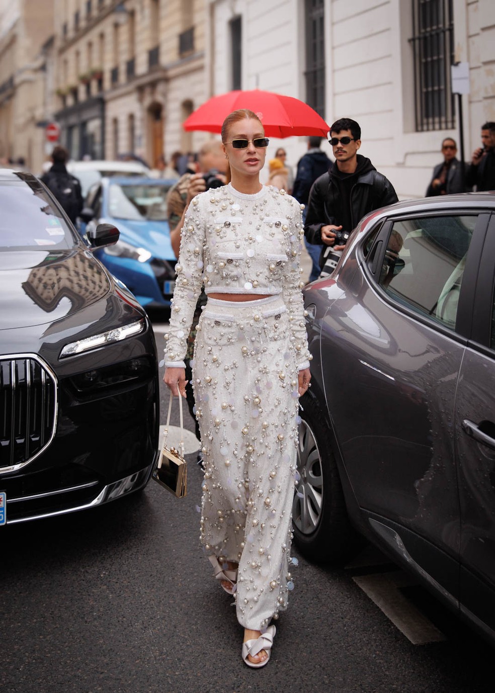 Marina Ruy Barbosa chega com look cravejado de pérolas — Foto: Brazil News