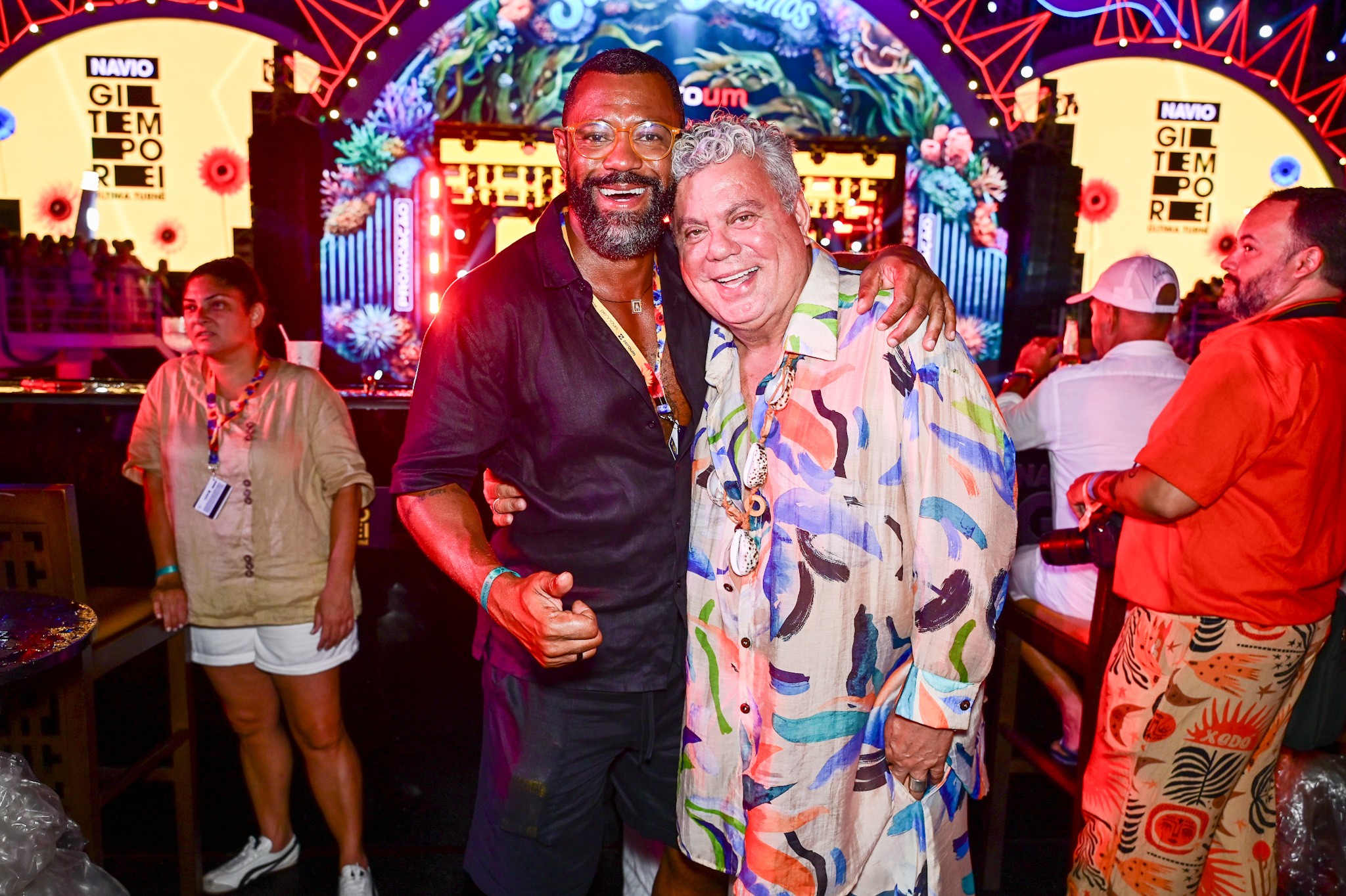 Milton Cunha vai com namorado a navio de Gilberto Gil; fotos