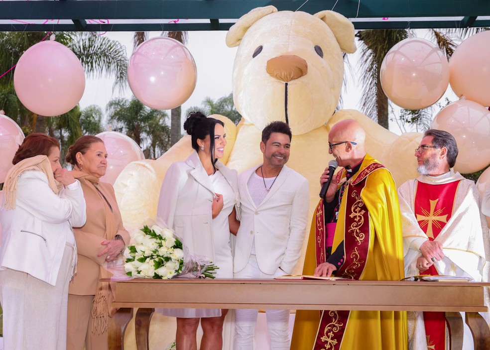 Cerimônia de chá revelação contou com casamento surpresa entre Zezé di Camargo e Graciele Lacerda — Foto: brazil news