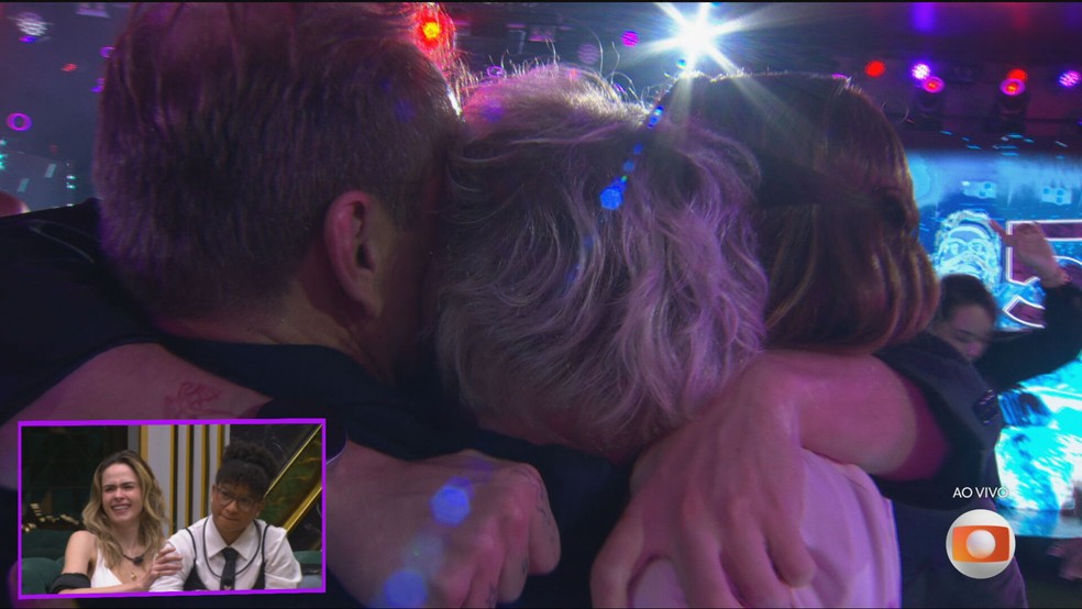 Juliano Floss reencontra os pais na Final após ser anunciado no 3º lugar do BBB 26 — Foto: Globo