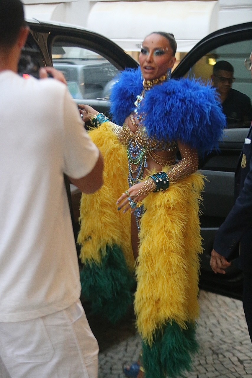 Sabrina Sato escolhe plumas e correntes para ensaio técnico da Vila Isabel