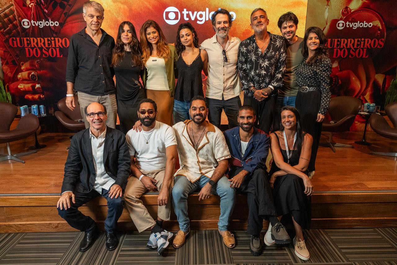 Guerreiros do Sol: elenco e equipe da novela se reúnem e celebram exibição na TV