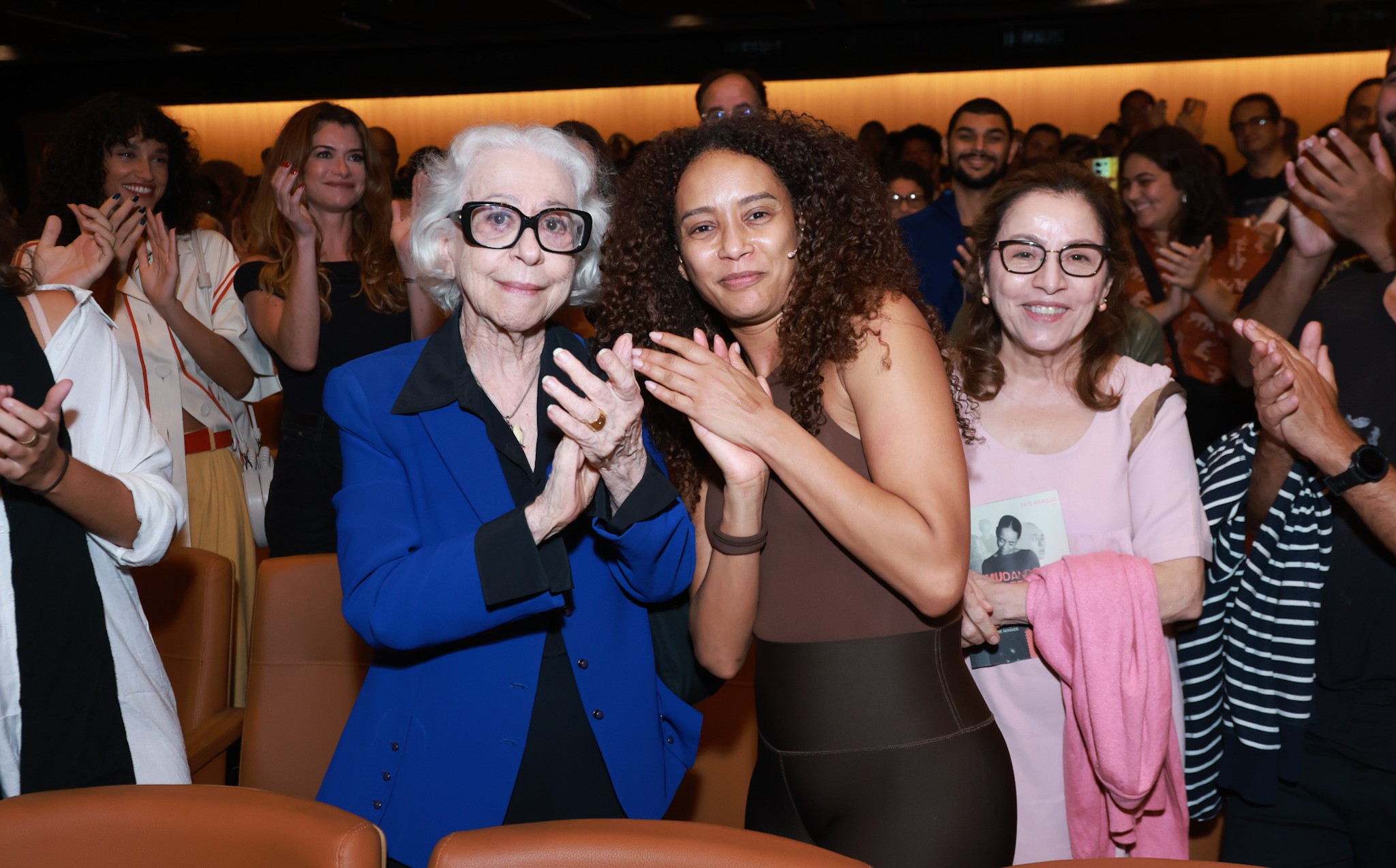 Taís Araujo é aplaudida de pé por Fernanda Montenegro, Alinne Moraes e mais famosos