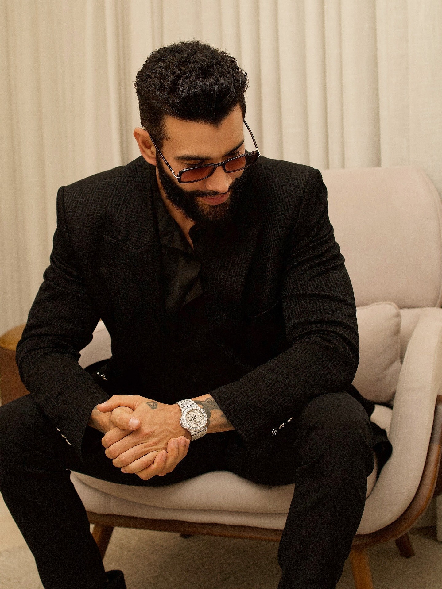 Gusttavo Lima exibe relógio de R$ 700 mil após dar festa com jatinhos estacionados em hangar