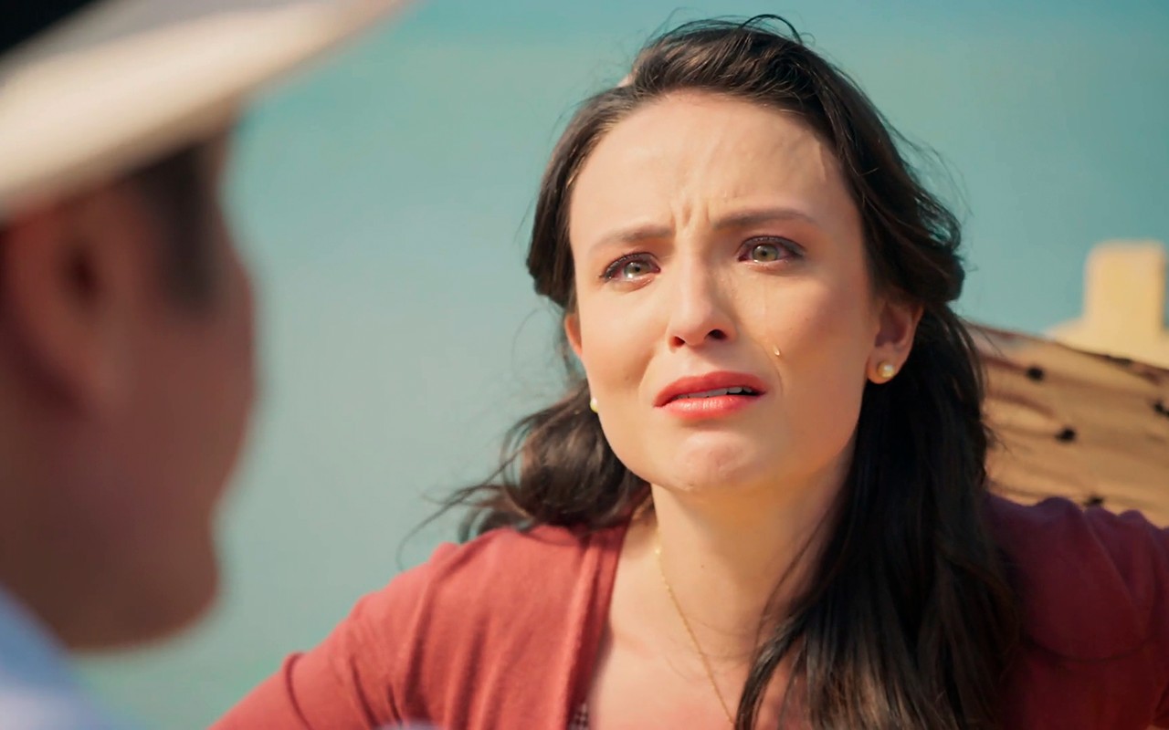 Êta Mundo Melhor!: desesperada, Estela grita por socorro e encara deboche de Ernesto