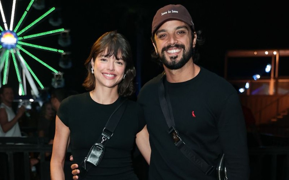 Péricles exibe perda de 60kg em show com Agatha e Rodrigo Simas