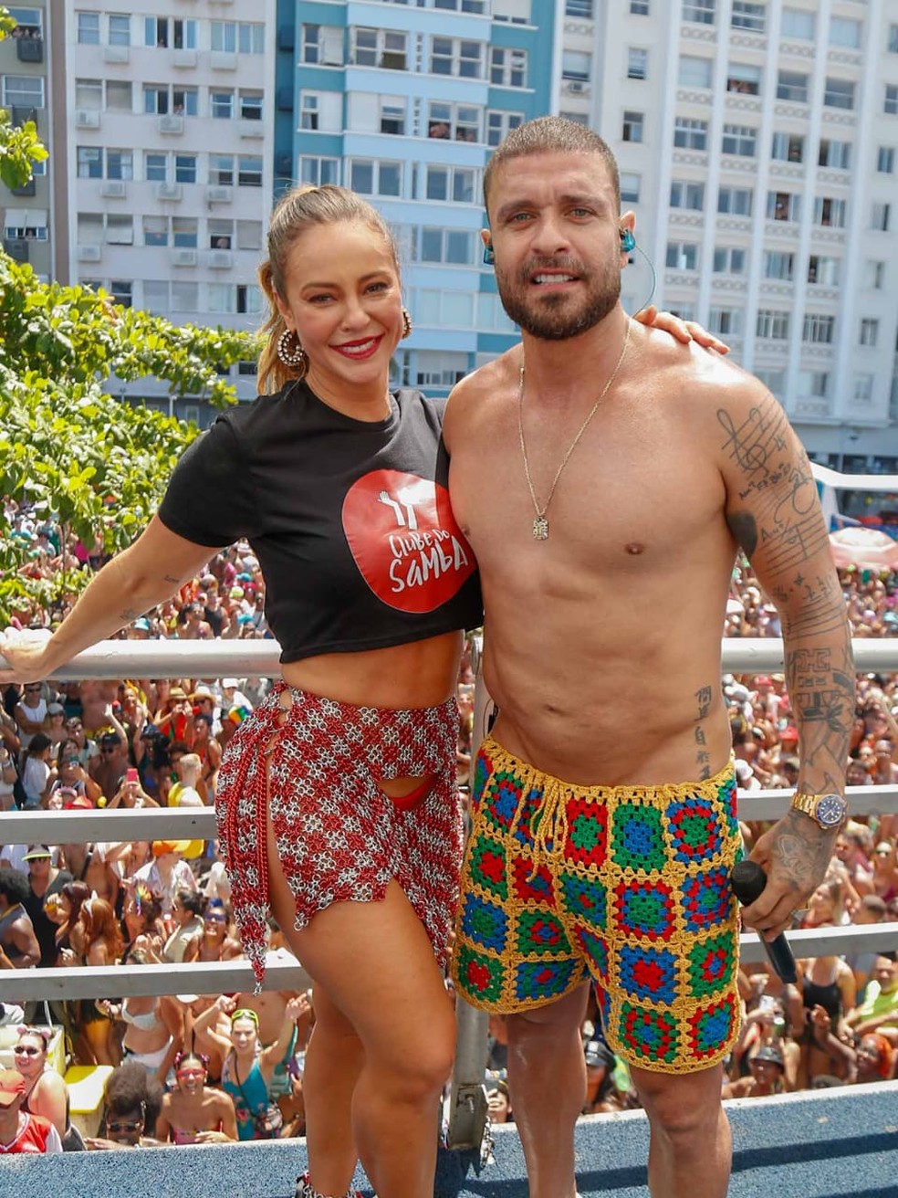 Diogo Nogueira canta em seu bloco de Carnaval com conjunto de
