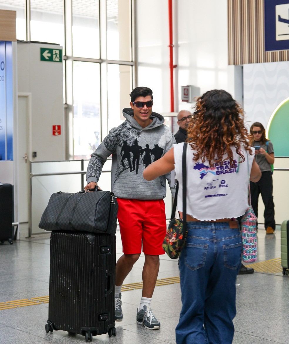 Luca Castellani desembarcar no Brasil para casamento de Giulia Be — Foto: BrazilNews
