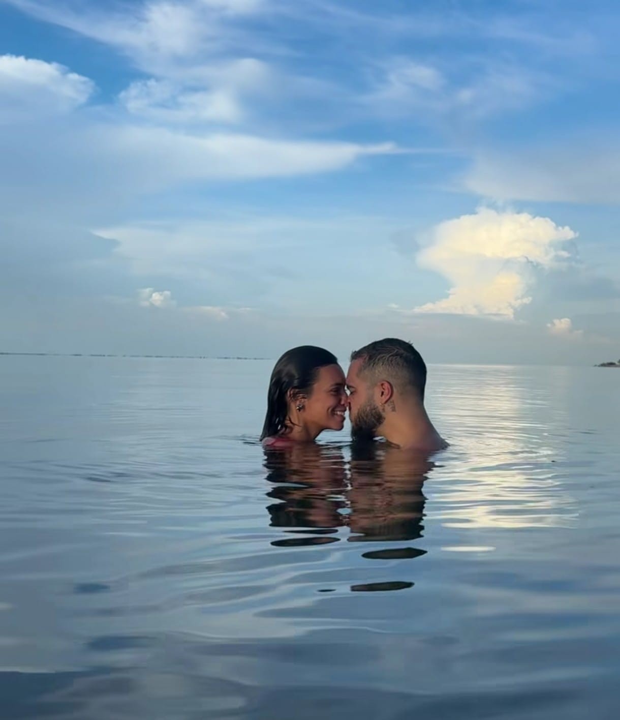 Alane Dias passeia de canoa em Alter do Chão