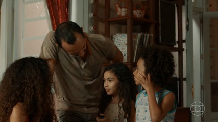 Tião, Joana e os filhos têm momentos fraternos