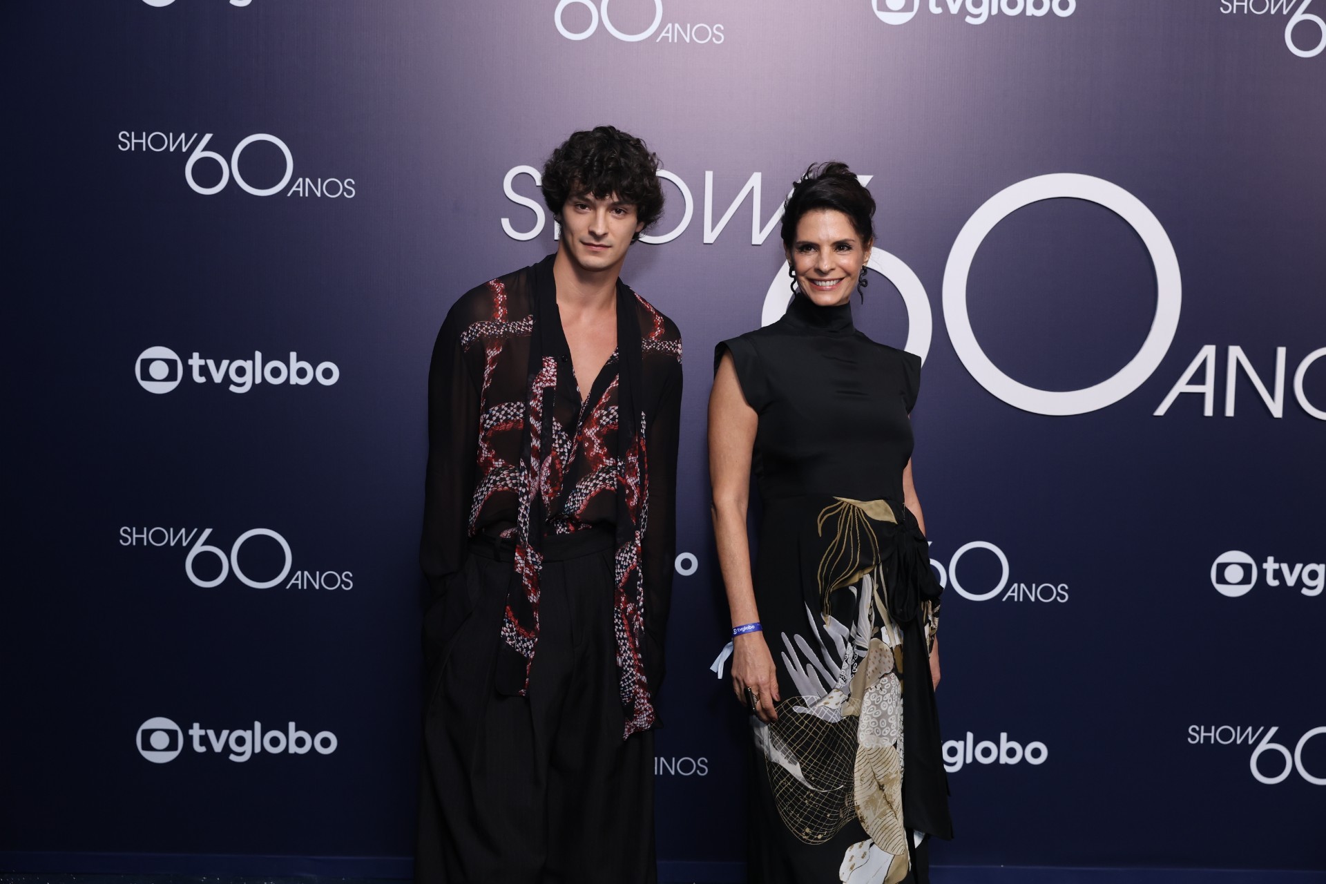 Show 60 Anos da TV Globo: Helena Ranaldi aparece com filho Pedro Waddington e semelhança impressiona