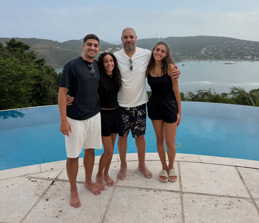 Adriano Imperador posa com filhos e internautas apontam semelhança — Foto: Reprodução/Instagram