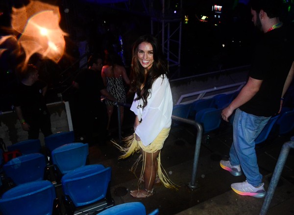 Rafa Kalimann curte show de Nattan em Natal do backstage — Foto: Webert Belicio/ AgNews