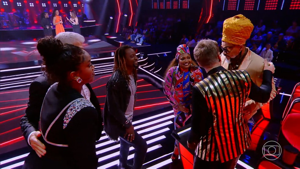 Técnicos ajudam Teló no The Voice Brasil — Foto: Globo