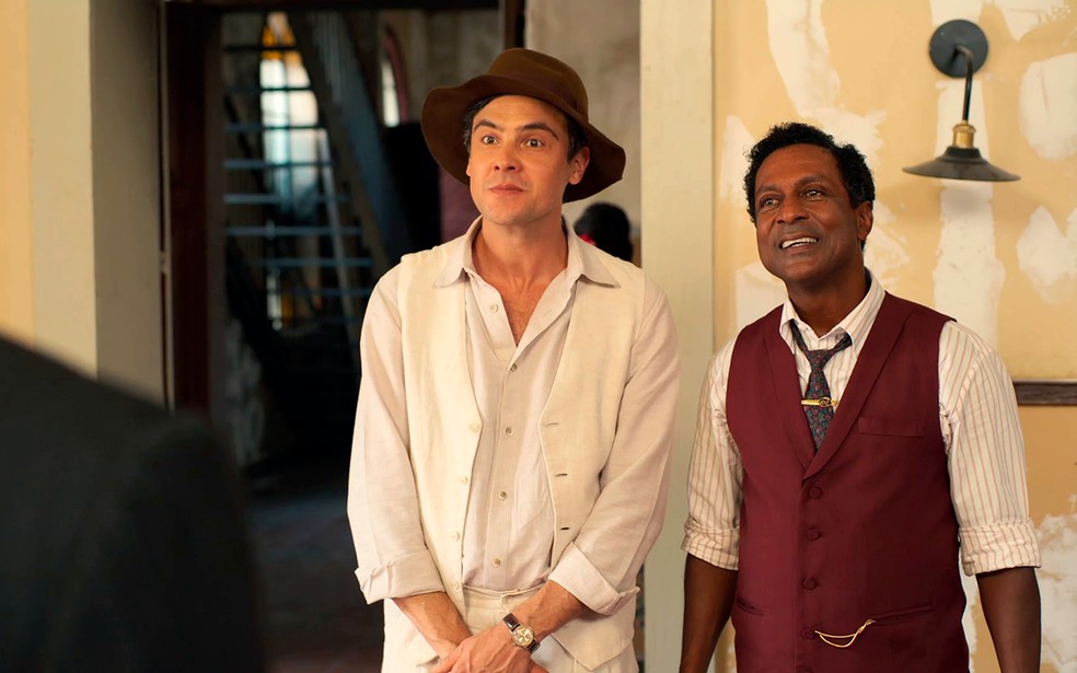 Candinho (Sergio Guizé) recebe ajuda para reformar a fábrica em Êta Mundo Melhor! — Foto: Globo