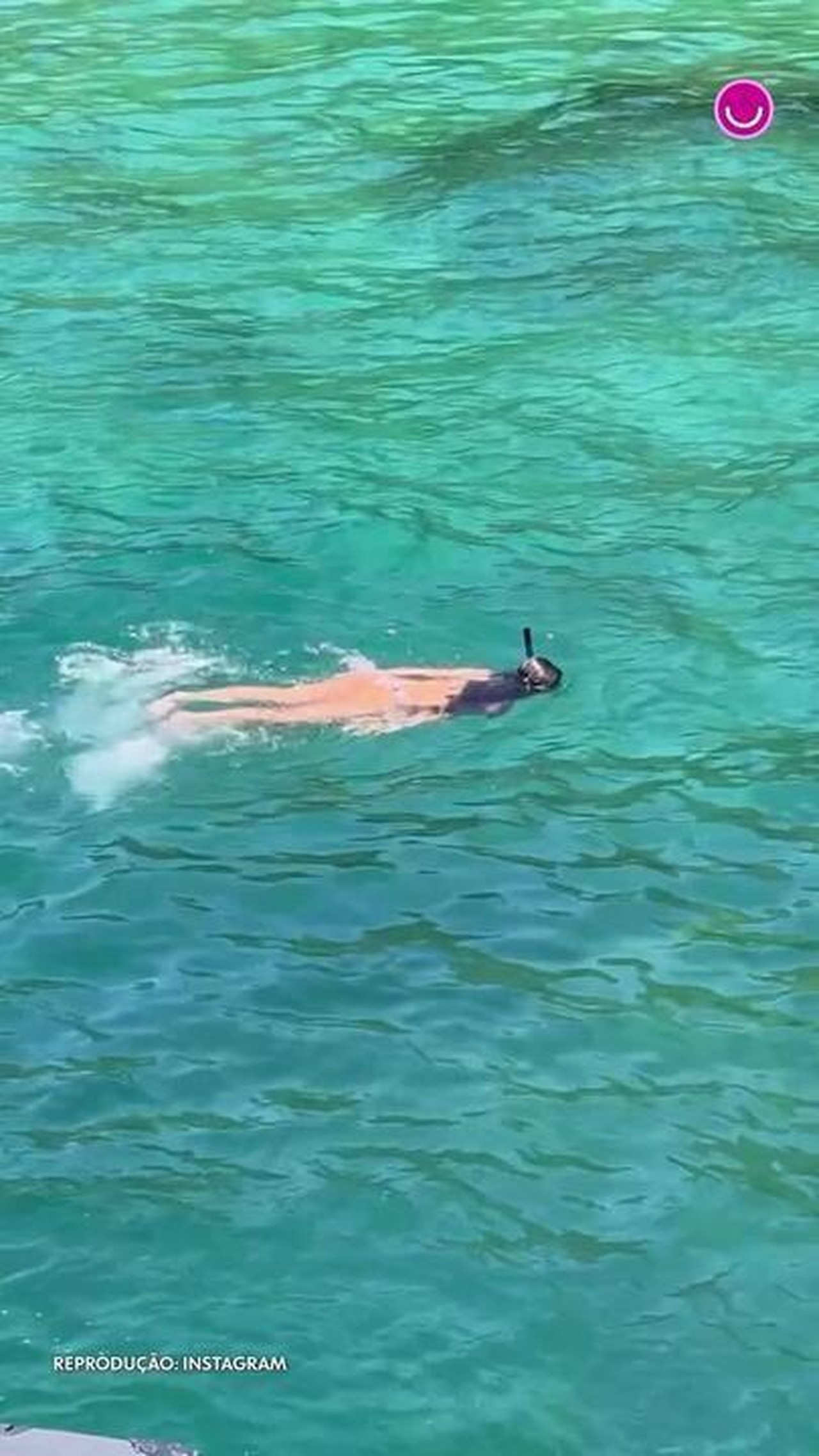 Vera Viel e Rodrigo Faro posam em praia paradisíaca na Quarta-feira de Cinzas